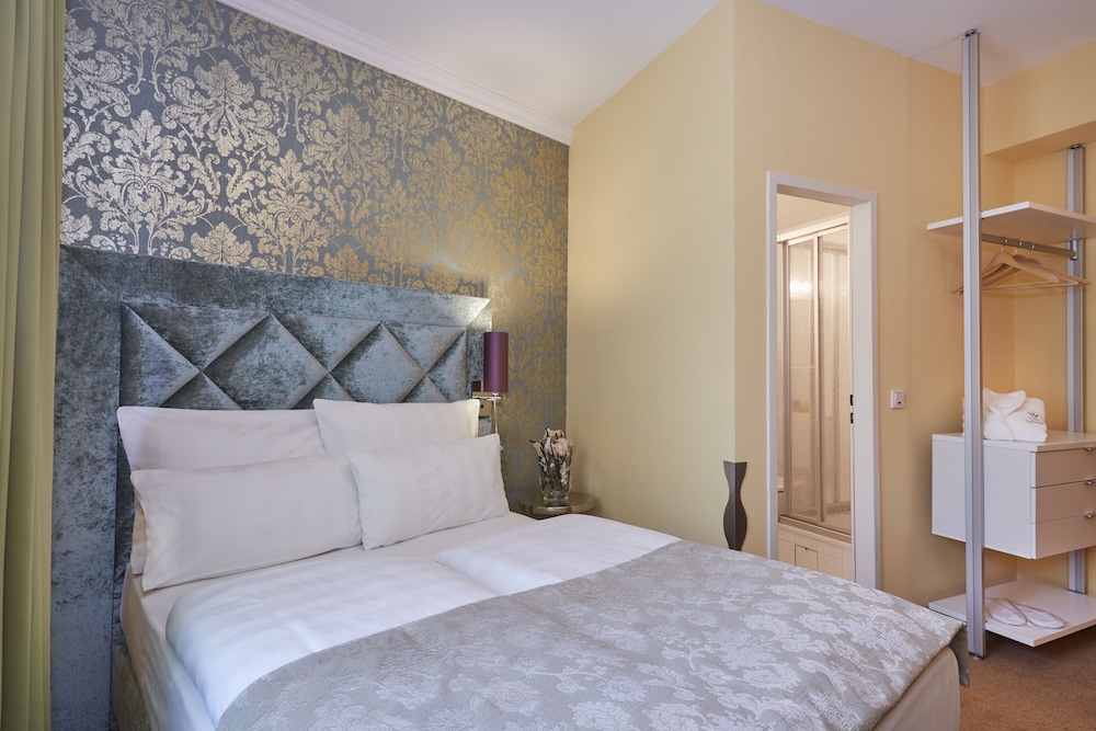 CLASSIC, FRENCH BED