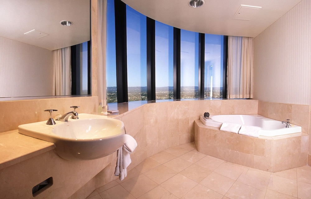 Crowne Plaza Surfers Paradise 11/77