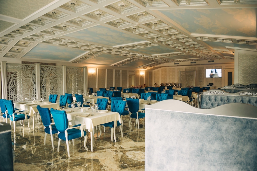 Emerald Suite Hotel 32/37