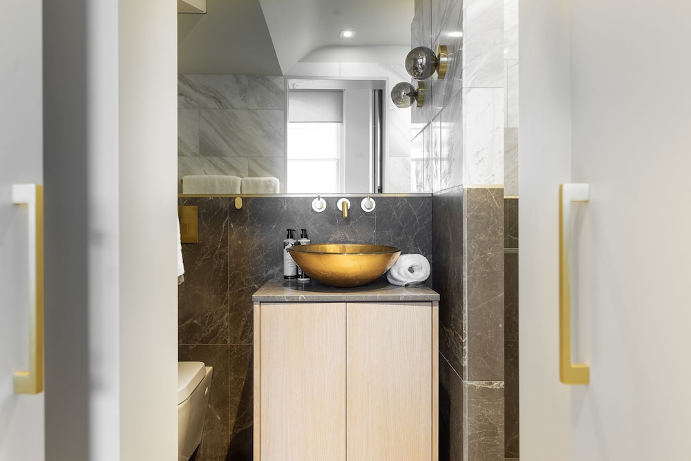 South Kensington by CAPITAL 65/65