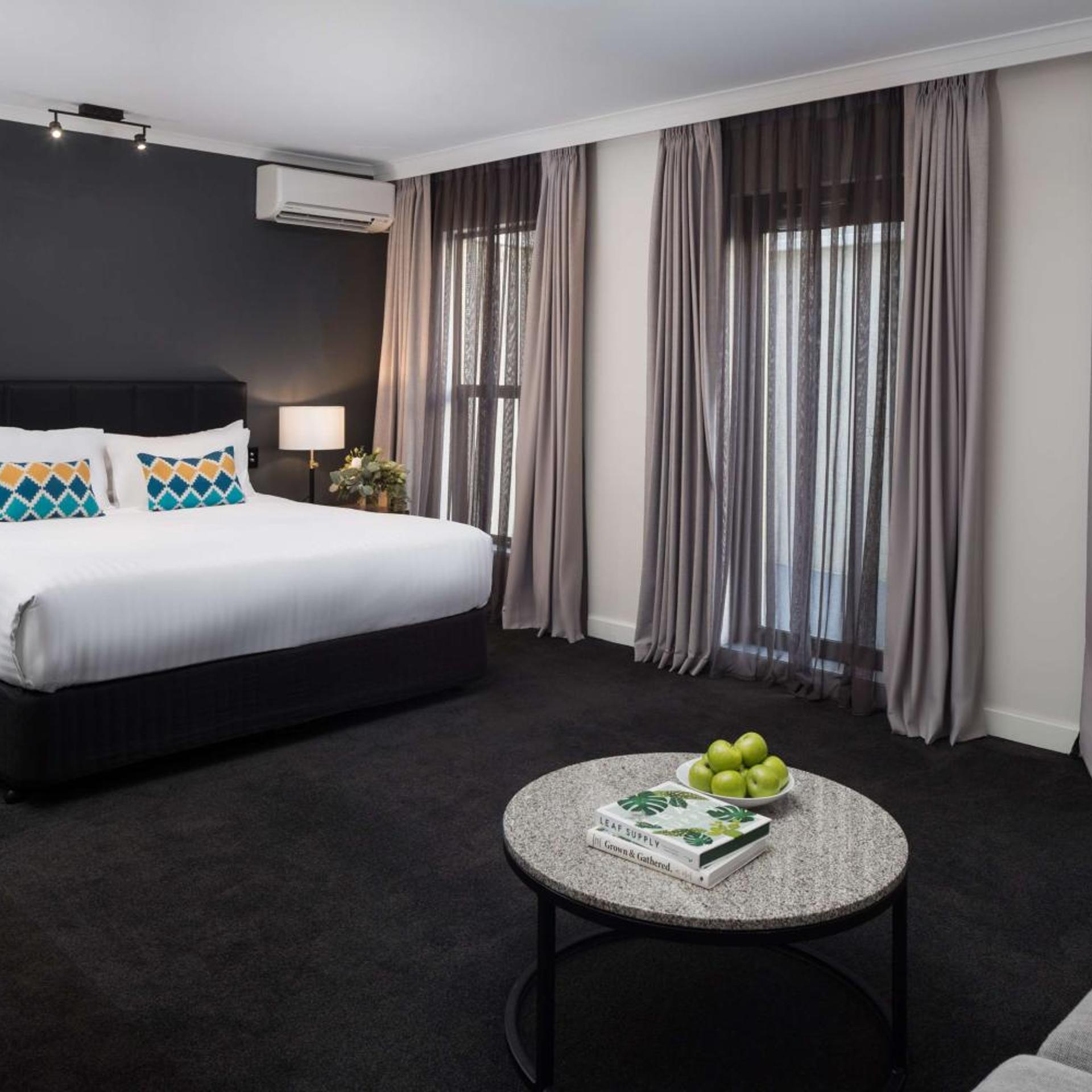 Suite, King Bed, Pool View, Hot Tub
