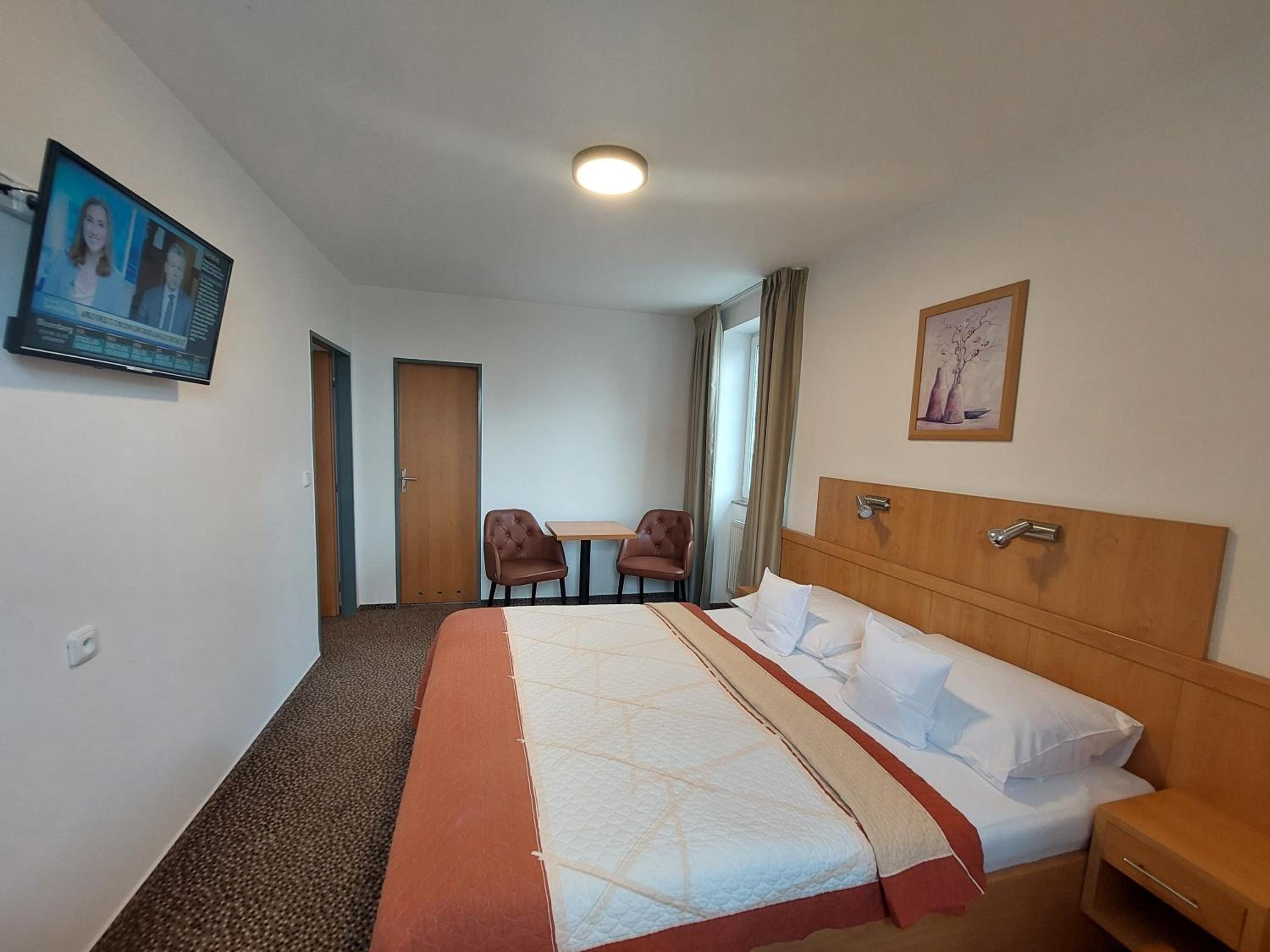 Hotel Avion 10/51