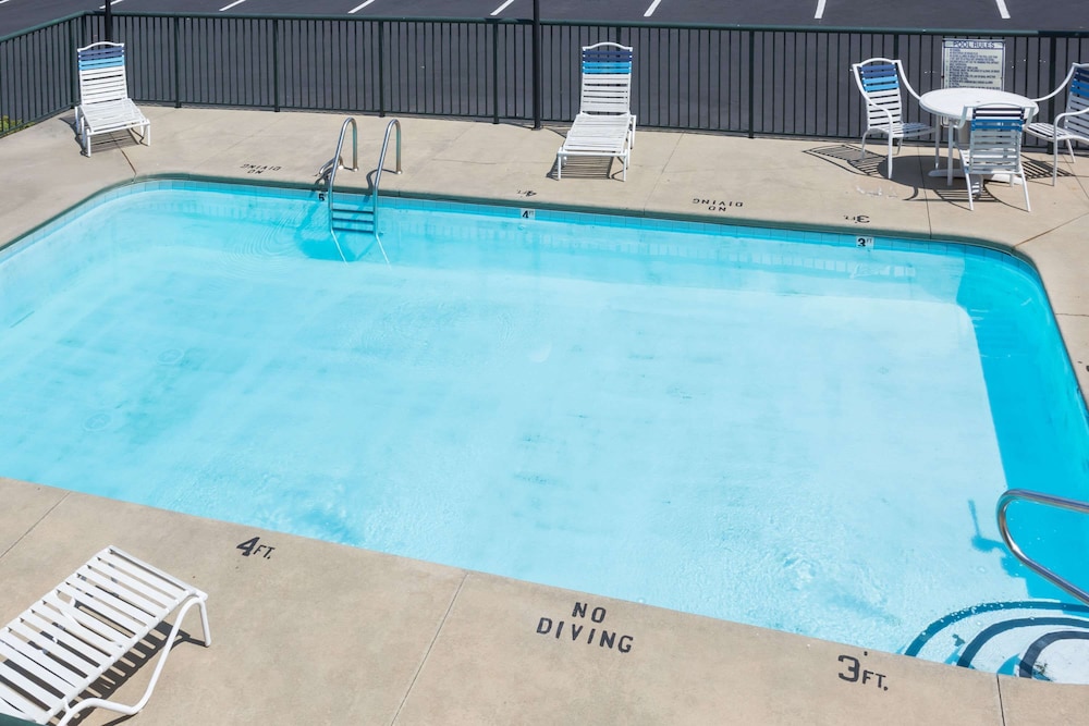Days Inn by Wyndham Sanford 15/25