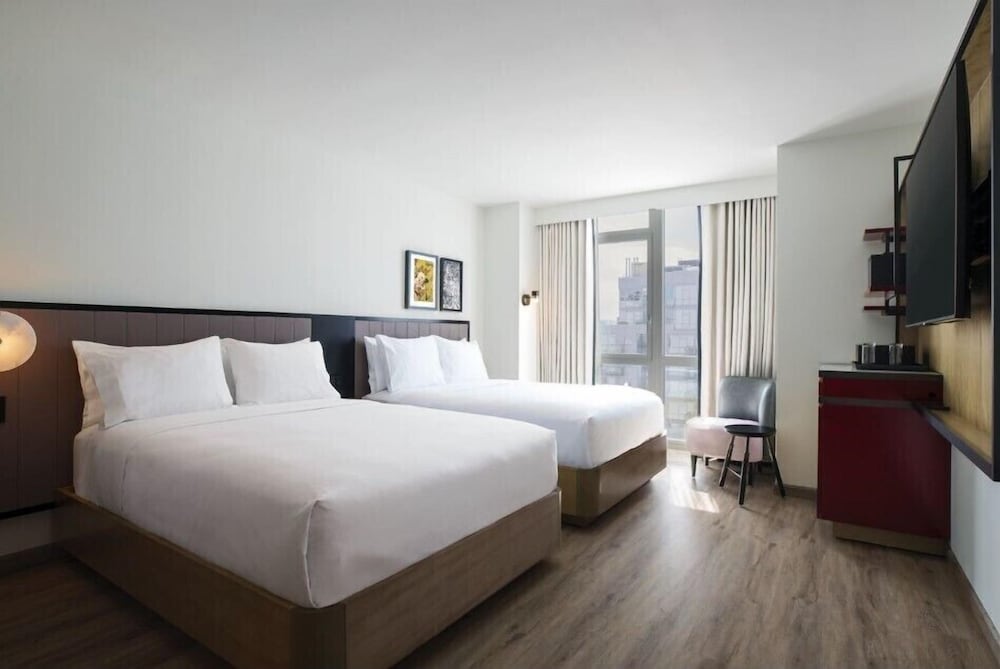 Renaissance New York Flushing Hotel at Tangram 8/44