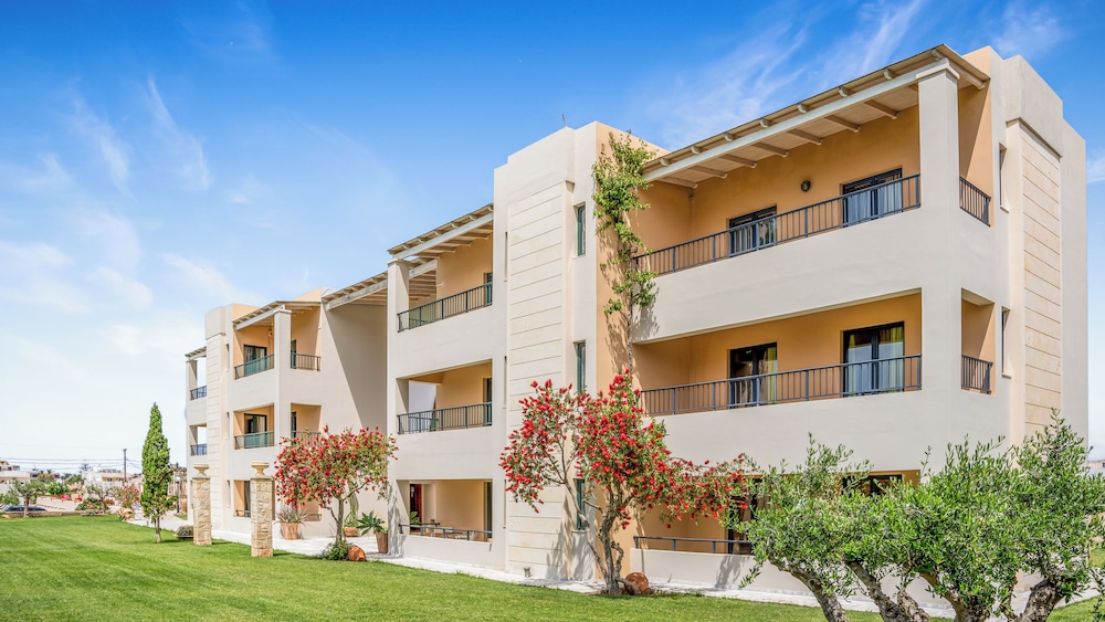 Golden Bay Apartments-Garden Haven in HERSONISSOS