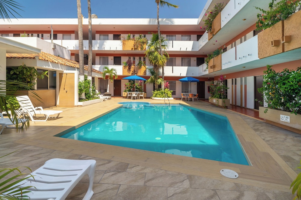 Azteca Inn Hotel 57/62