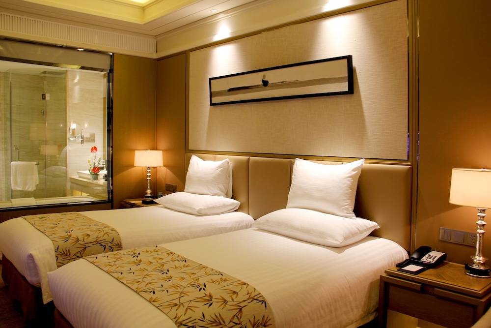 SUPERIOR, TWIN BEDS, CITY VIEW
