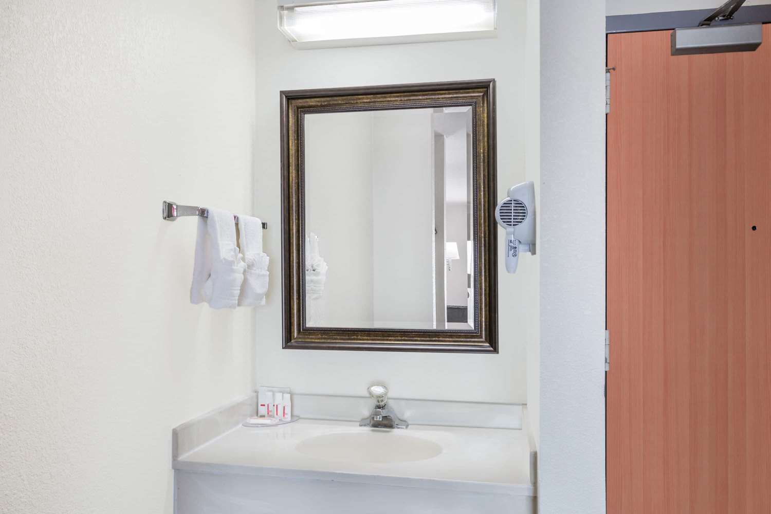 Clarion Pointe - Greensboro Coliseum Area 13/14