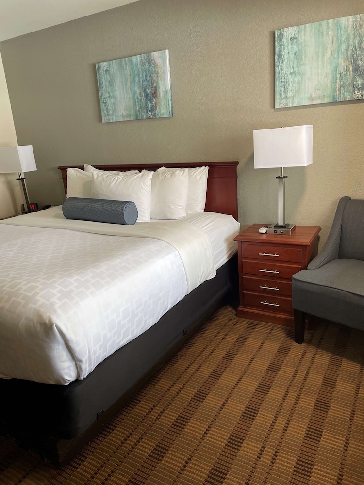 SureStay Plus by Best Western Woodbury Inn 15/35