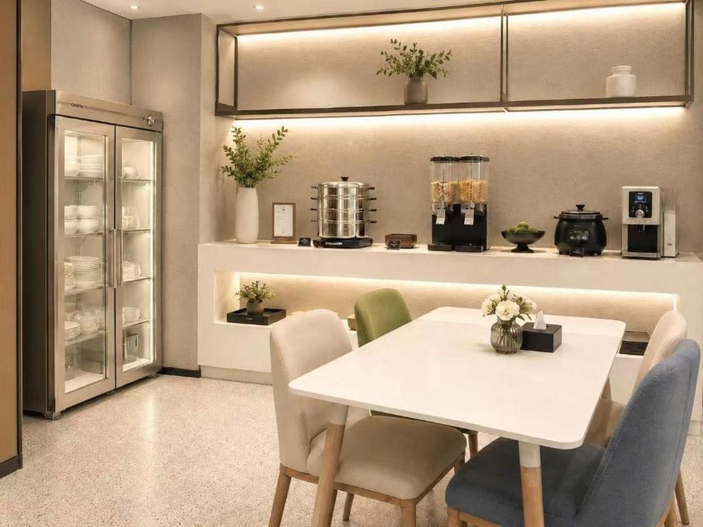 IU Hotels Wuhan Jianghan Road Metro Station 42/50