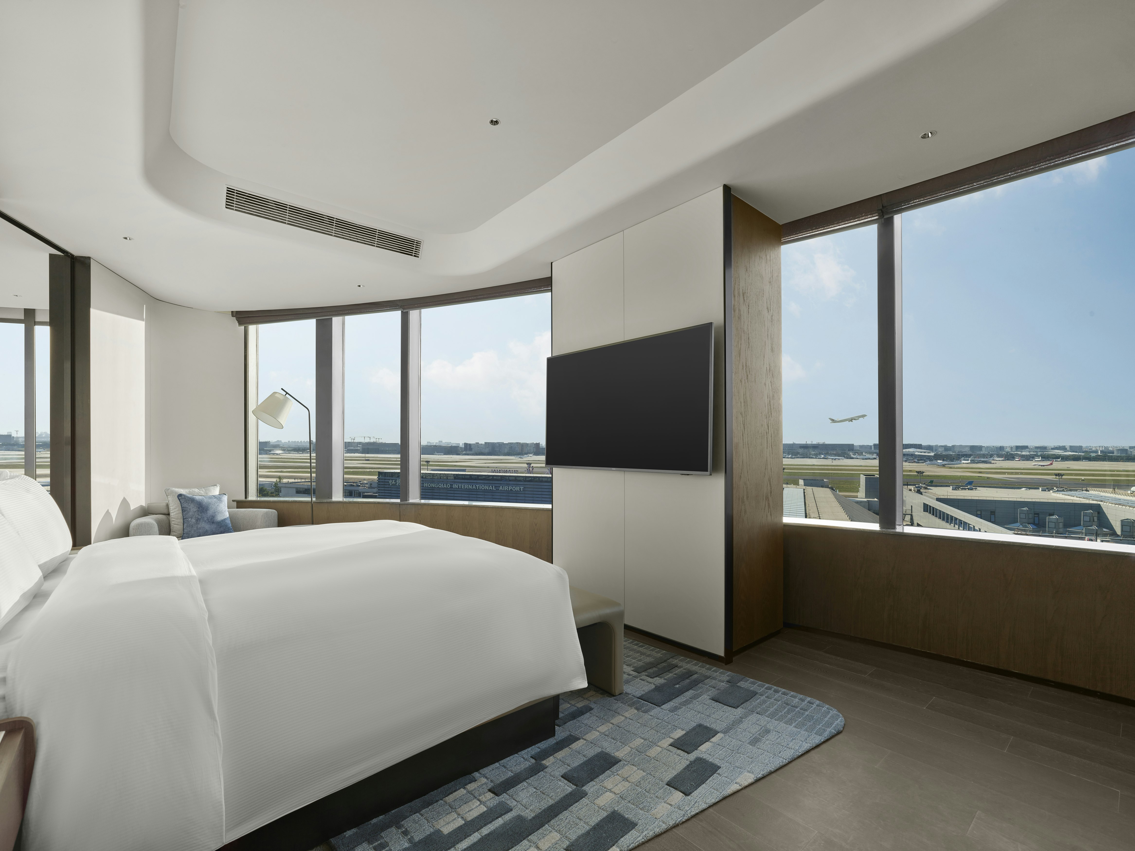 PREMIUM, SUITE, KING BED, AIRPORT VIEW