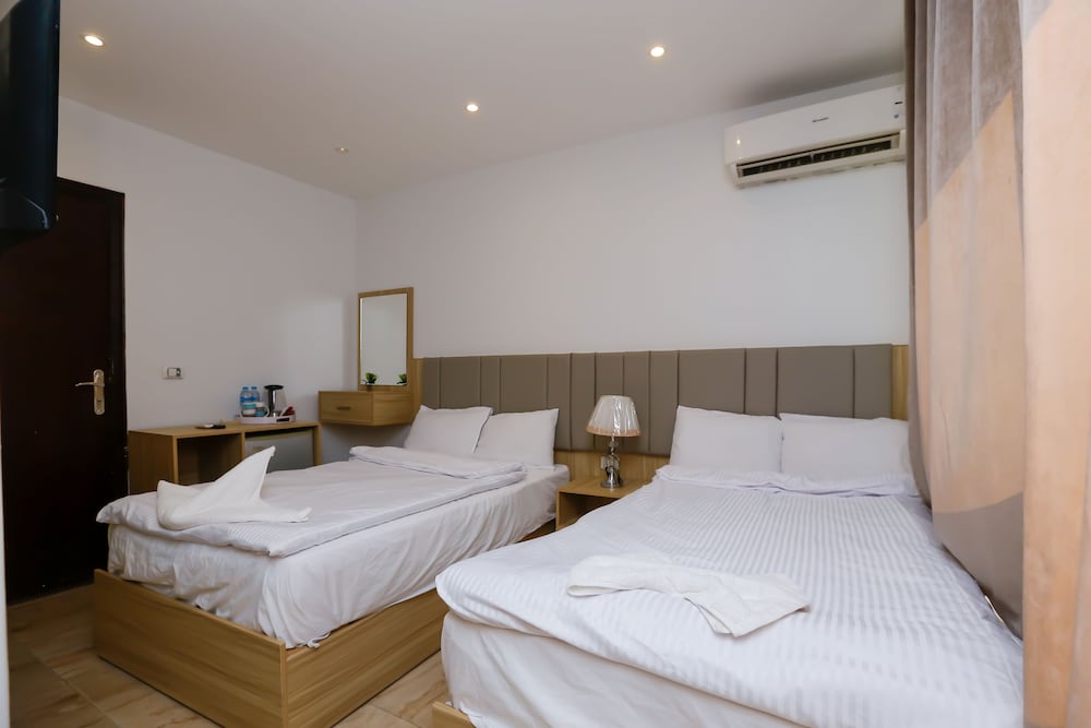 Three Giza Pyramids Inn 16/65