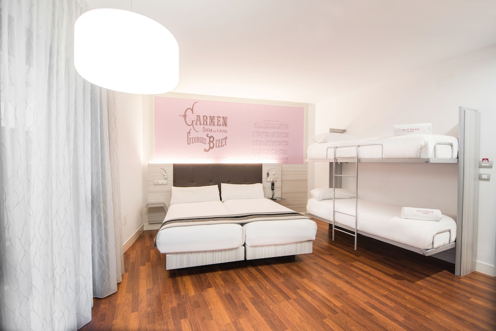 ROOM, QUADRUPLE