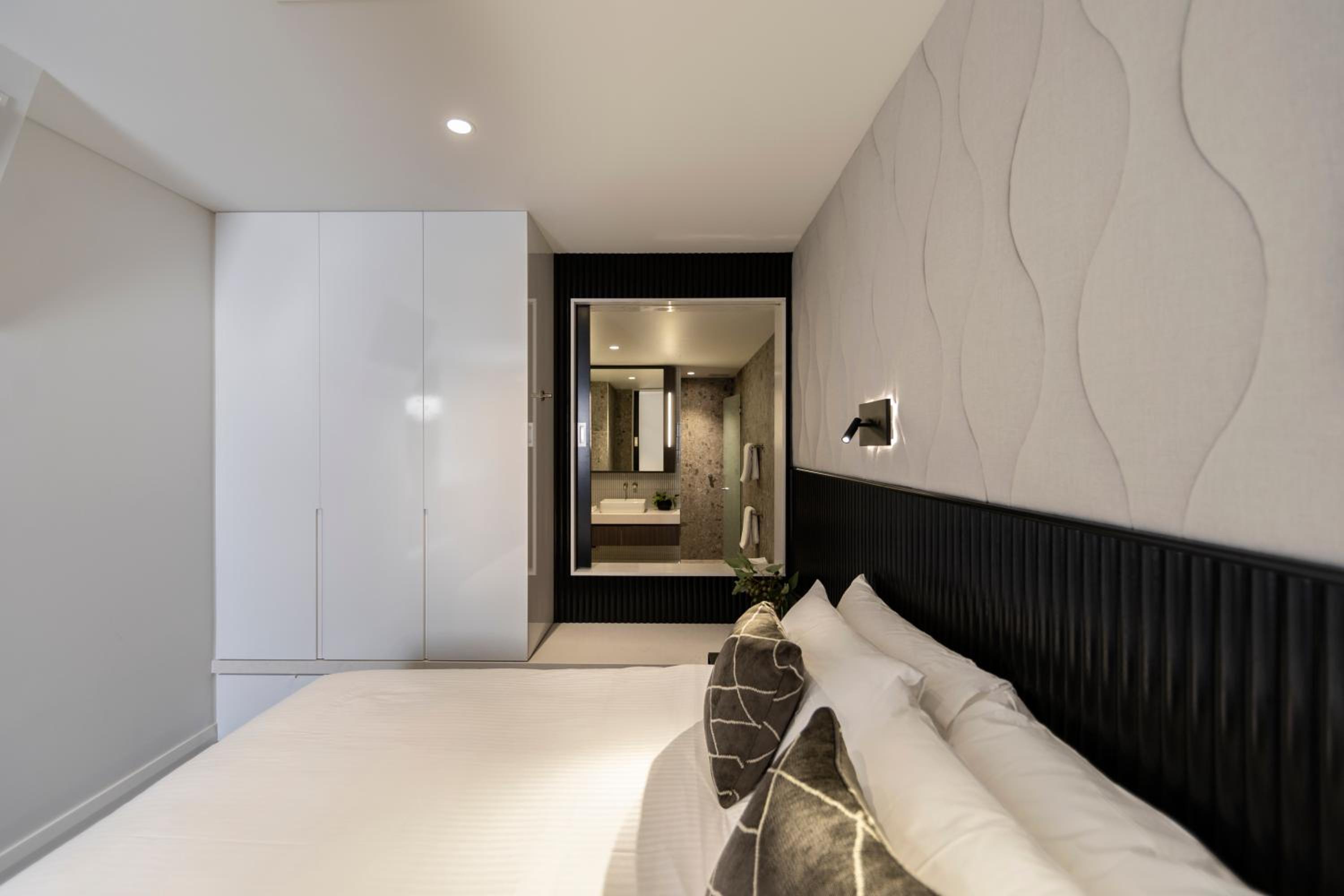 1 BEDROOM, PREMIER, SUITE