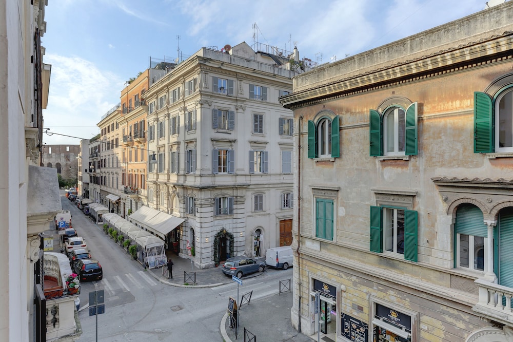 APPARTAMENTO SANTI QUATTRO 1 e 2 - COLOSSEO 28/36