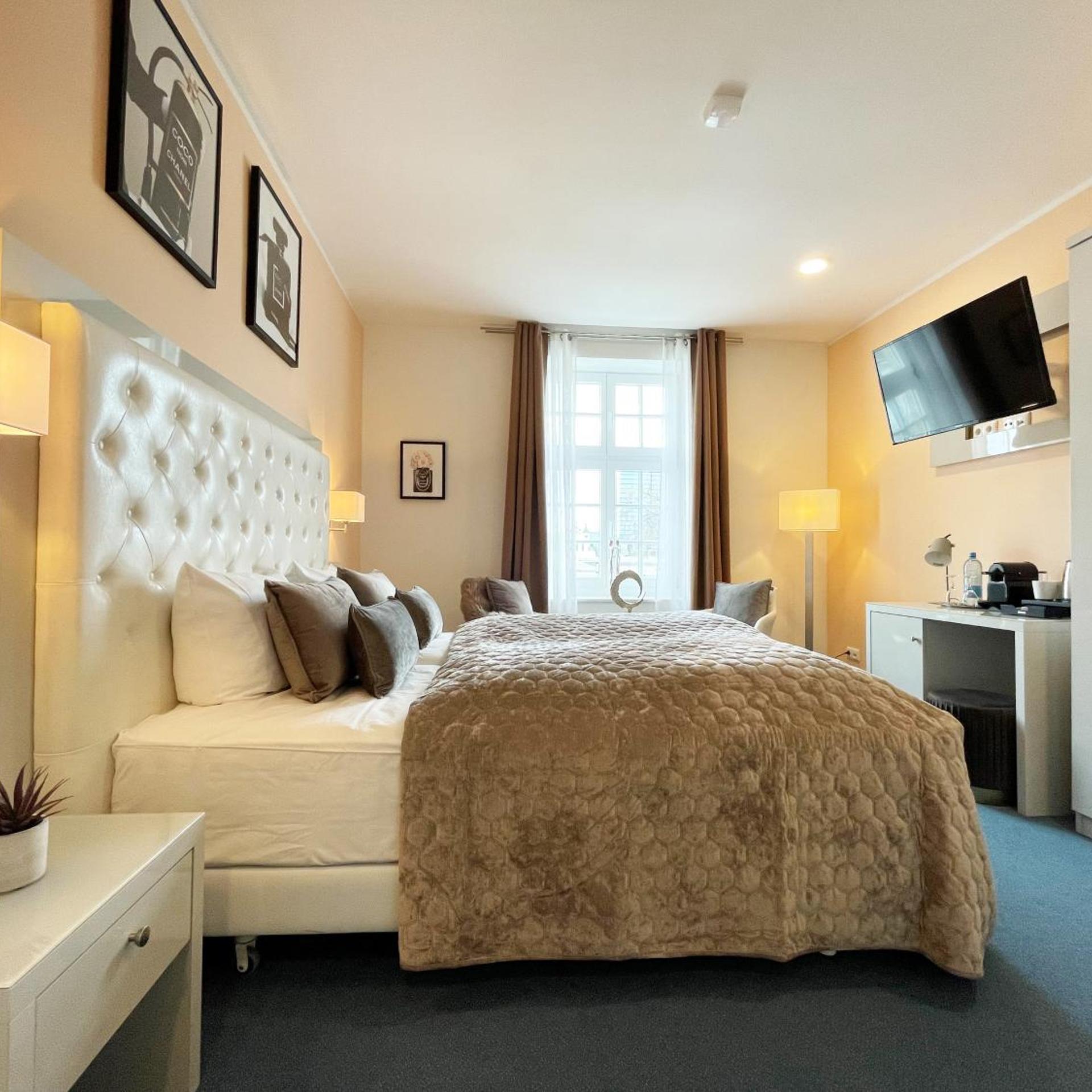 غرفة كبيرة بسرير مزدوج بإطلالة على النهر، Rhein Hotel St.Martin 2/10