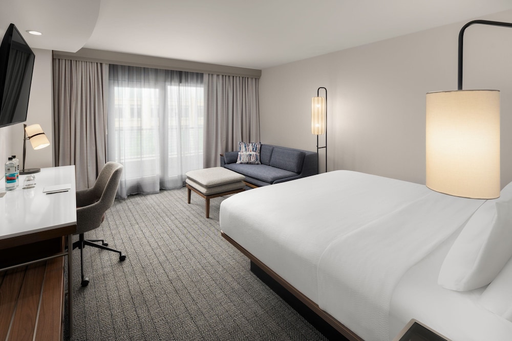 غرفة بسرير كينج مع أريكة لذوي الإعاقة، Courtyard by Marriott Seattle Bellevue/Downtown 3/6