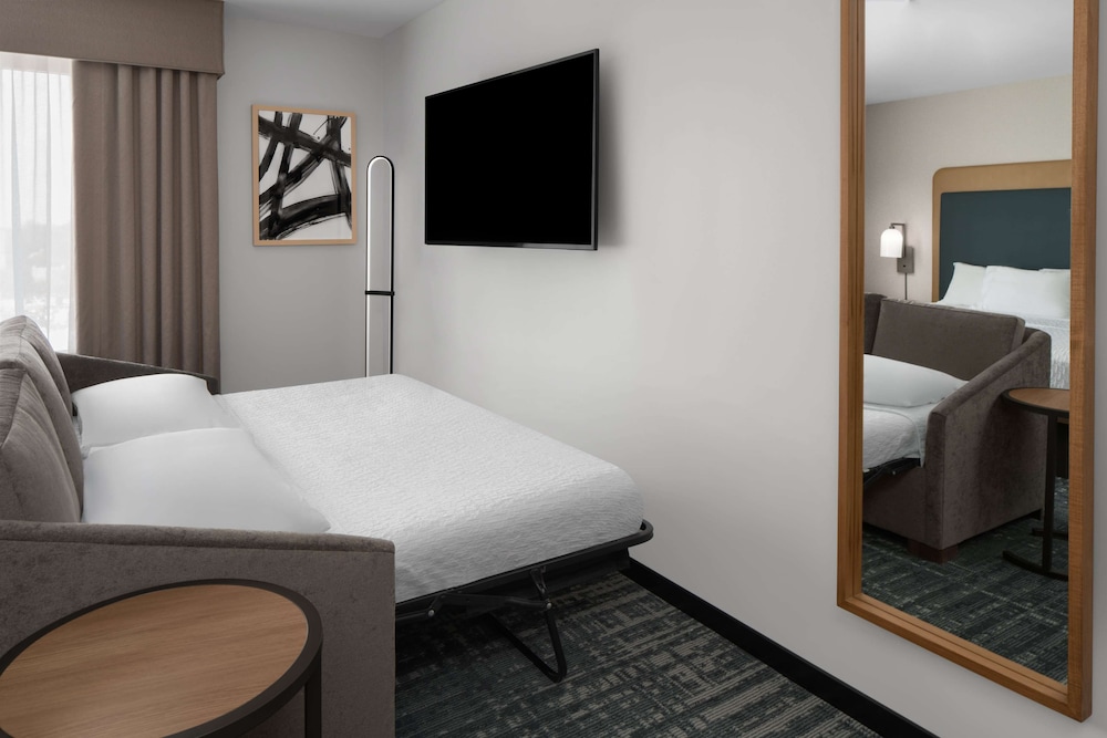 1 BEDROOM, SUITE