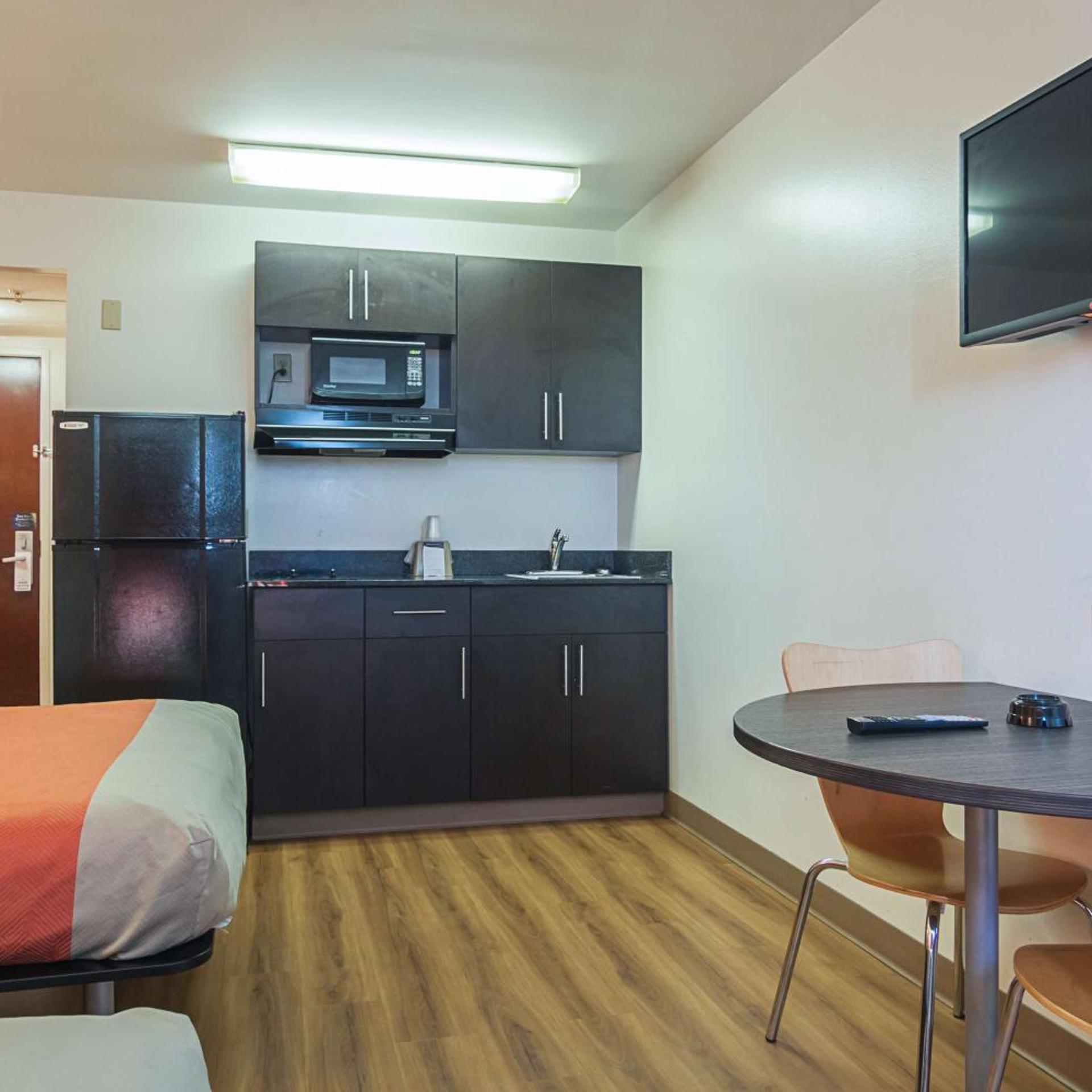 غرفة قياسية بسرير كينج، Motel6 Jonesboro, GA 3/4