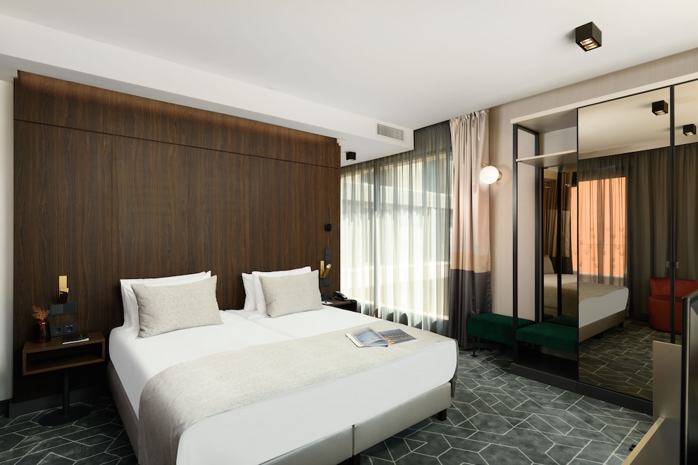 EXECUTIVE, TERRACE
