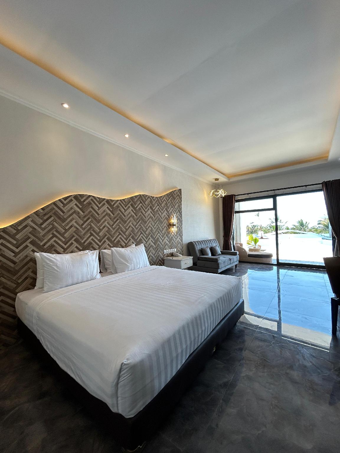 Premier, King Bed, Pool Access