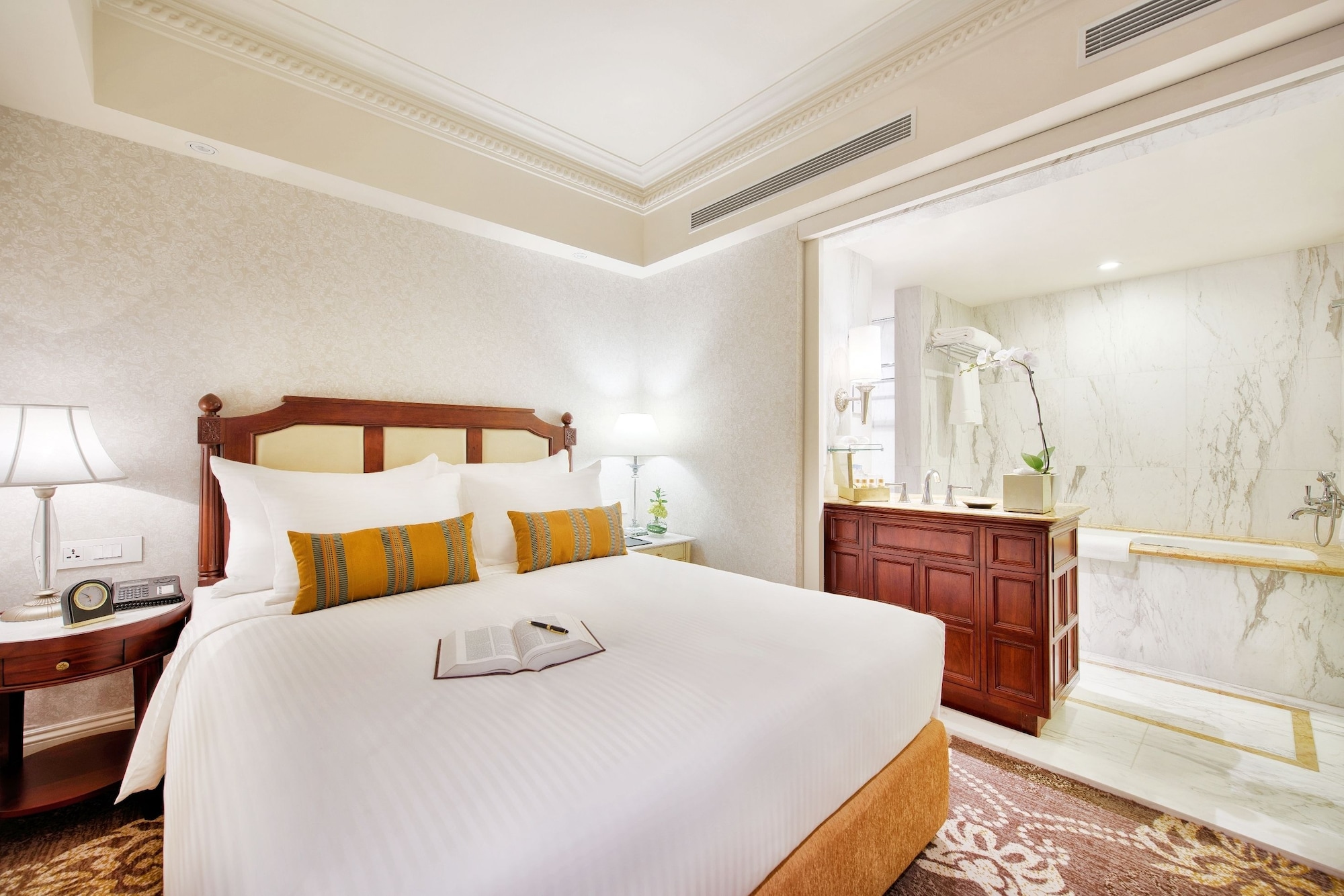 STUDIO, QUEEN BED, KITCHENETTE