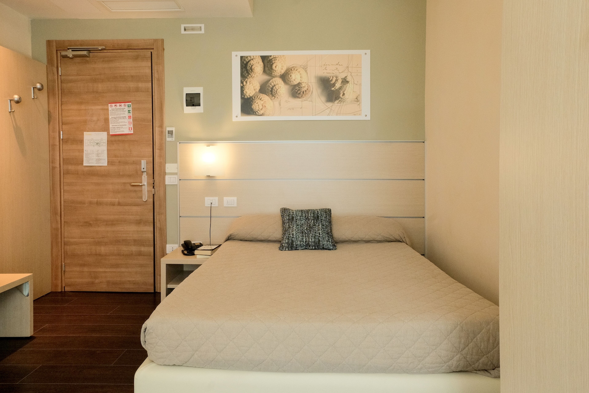 COMFORT, LARGE SINGLE BED, PARTIAL SEA VIEW, ACCESSIBLE