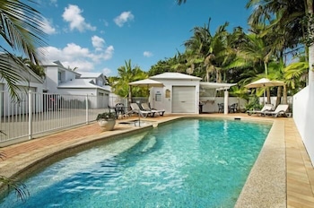 PORTSIDE NOOSA WATERS 27/31