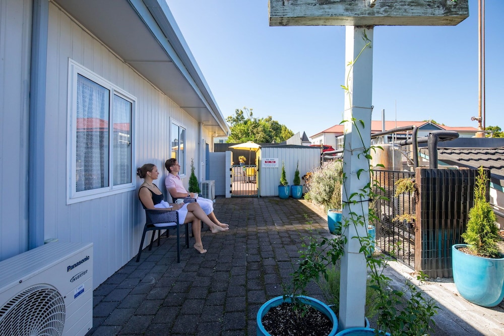 Kowhai And Colonial Motel 7/49