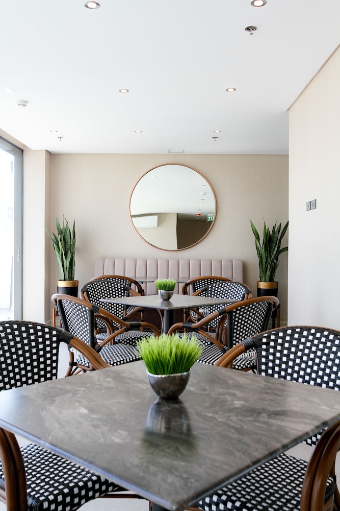 Privato Makati 24/41