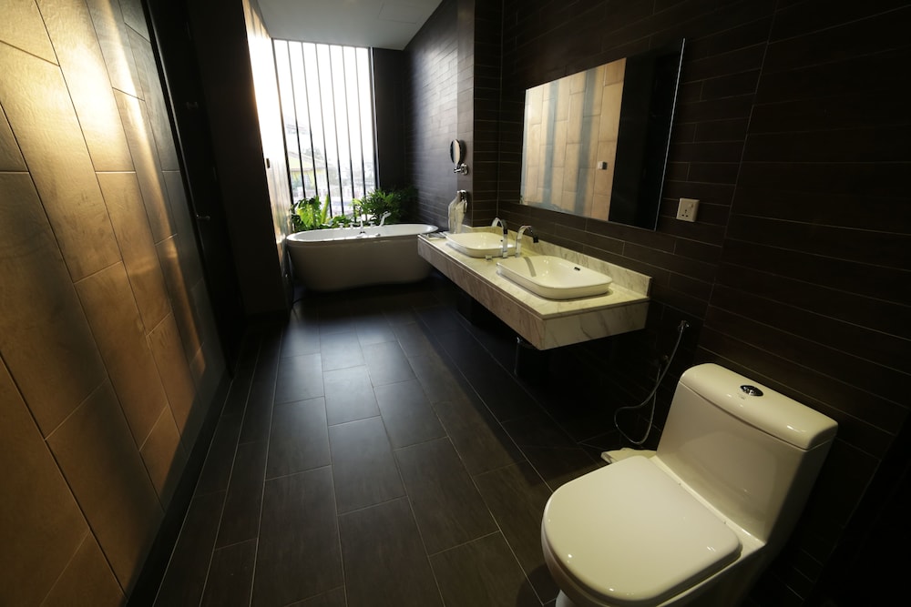 1825 Gallery Hotel 50/50