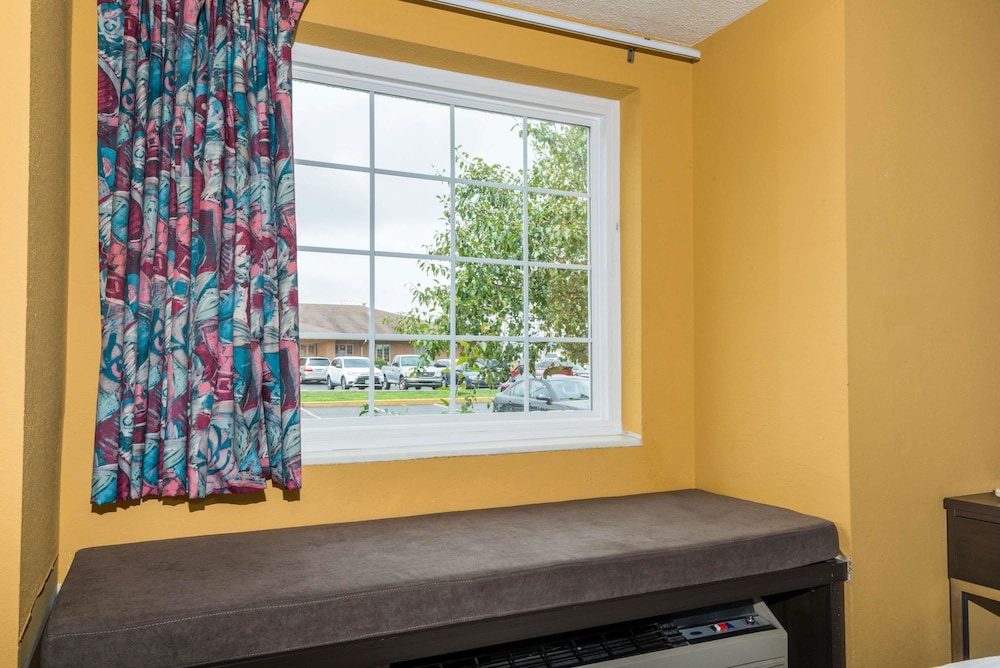 Microtel Inn And Suites Riverside 7/33