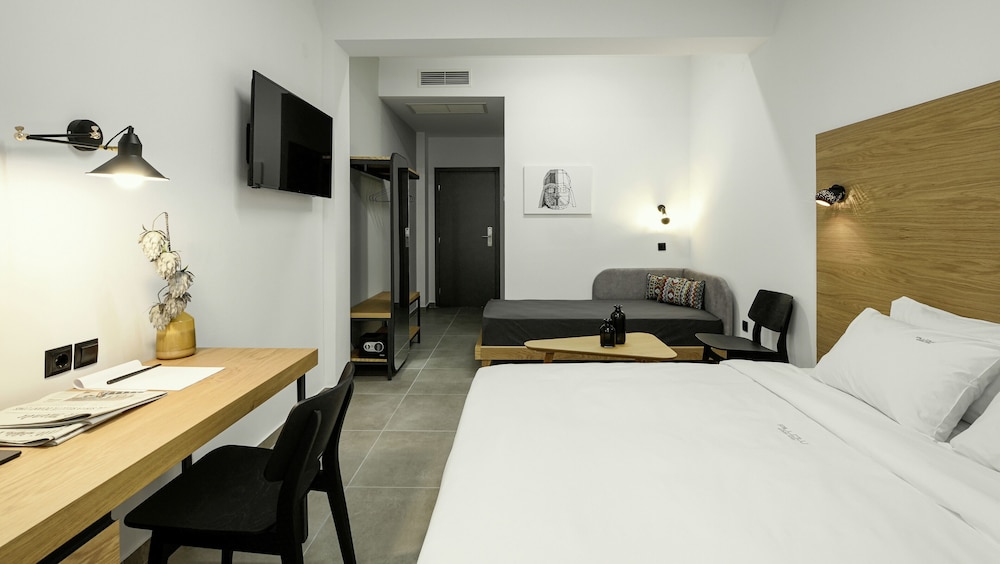Deluxe, Queen Bed, White Tower View