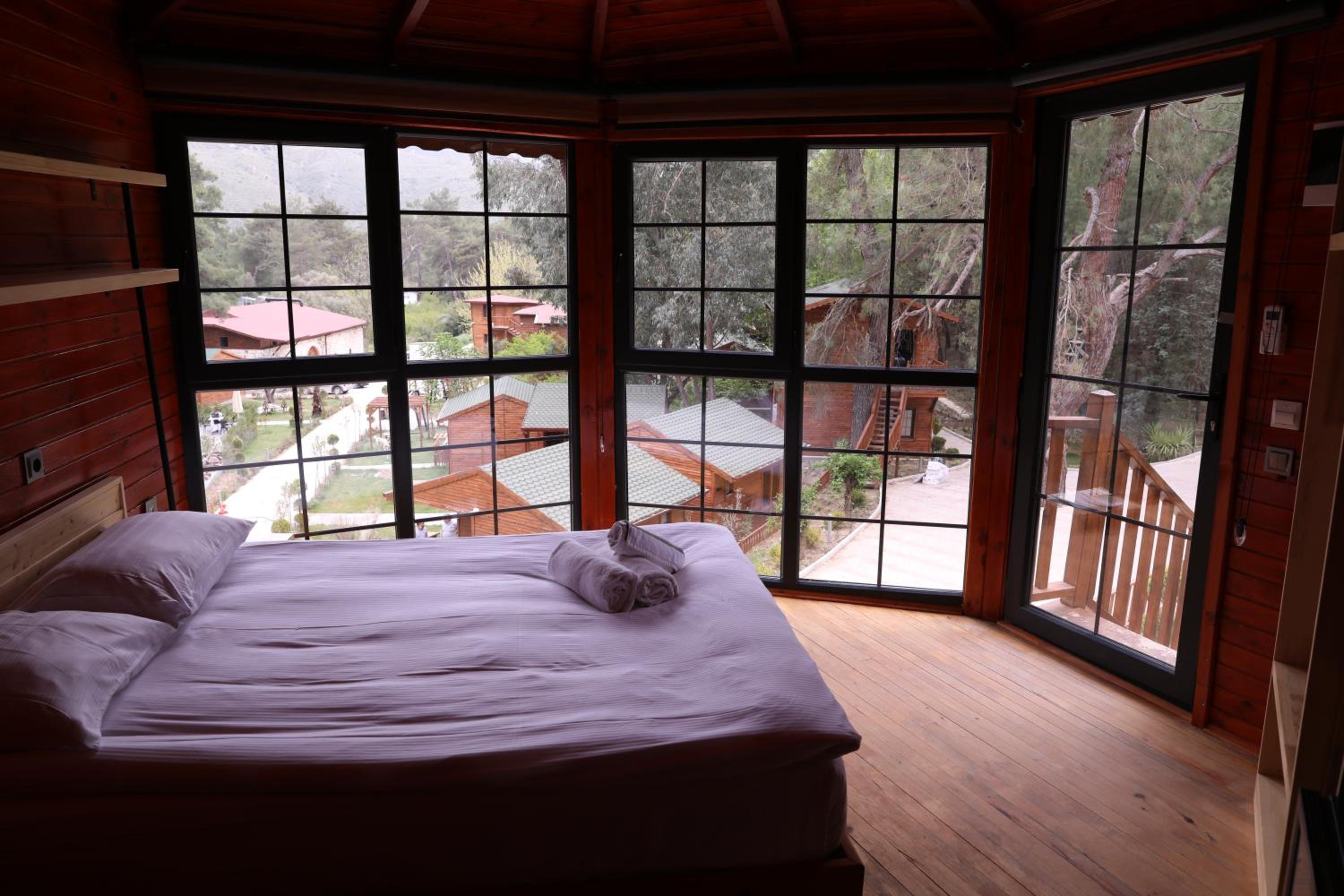 Deluxe, Double Bed