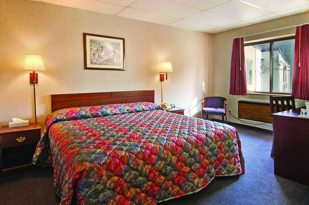 Travelodge by Wyndham Cleveland Lakewood 18/28