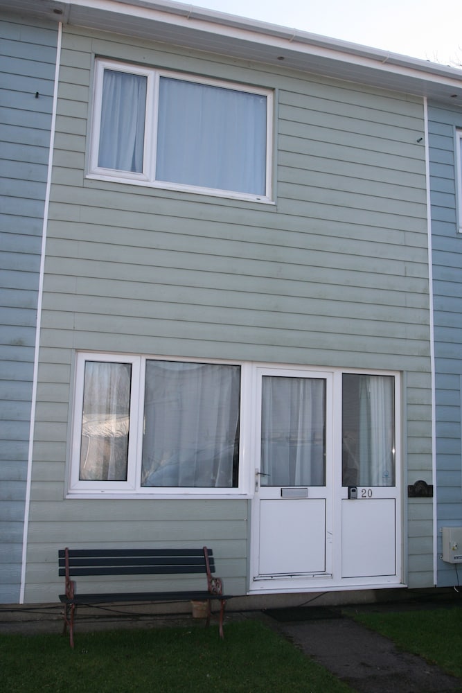Freshwater Bay Holiday Cottages 8/50