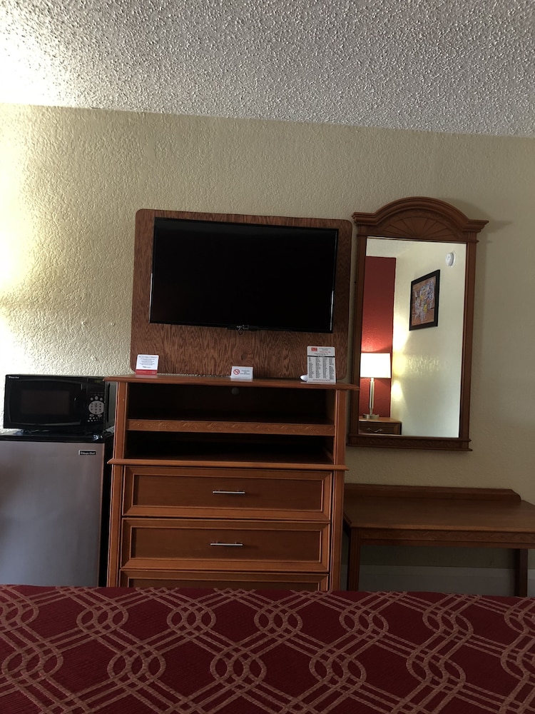 Econo Lodge Pine Bluff AR 26/35