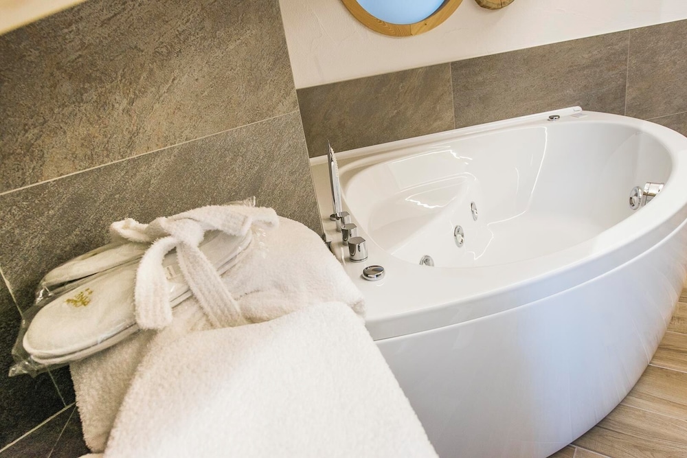غرفة بسريرين منفصلين بإطلالة على الجبل بجاكوزي، HOTEL CHALET PINETA 2/5