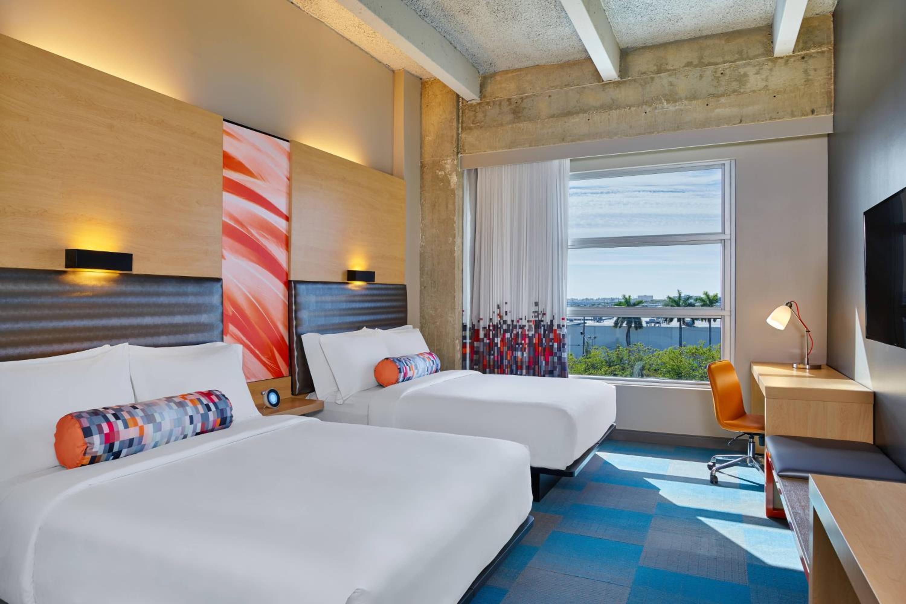 Splash, Guest Room, 2 Queen Beds, Pool View