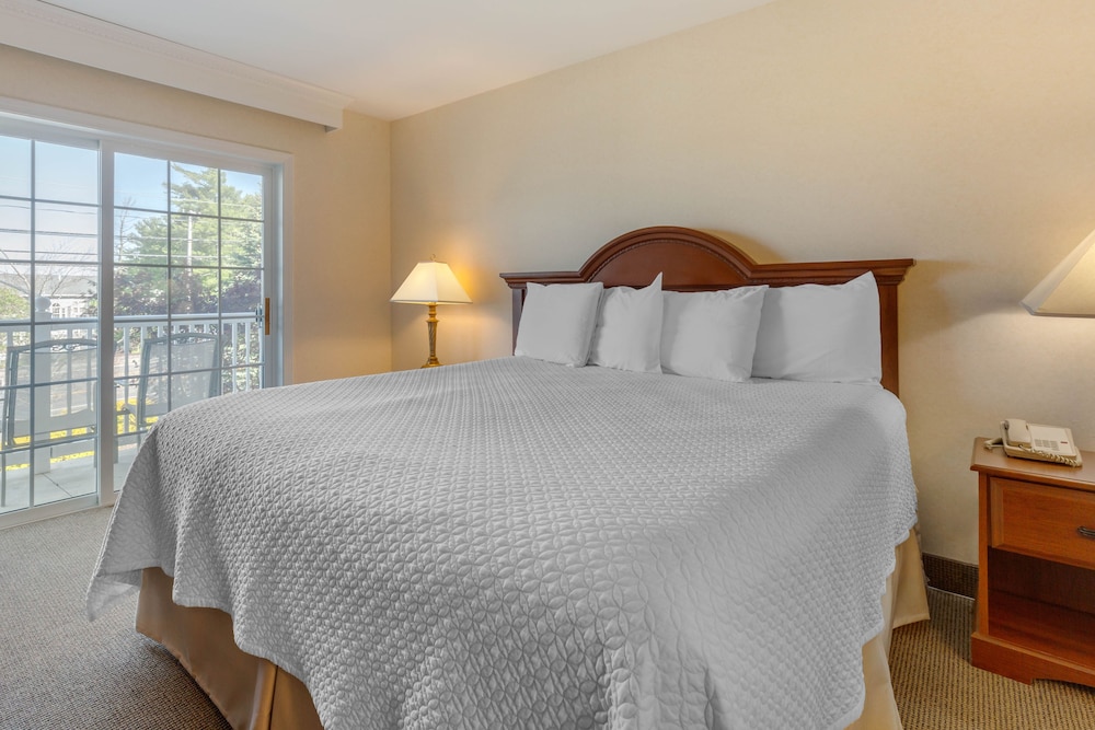 جناح بسرير كينج بغرفة نوم واحدة مع أريكة بجاكوزي بمطبخ صغير، Ogunquit Hotel 2/10