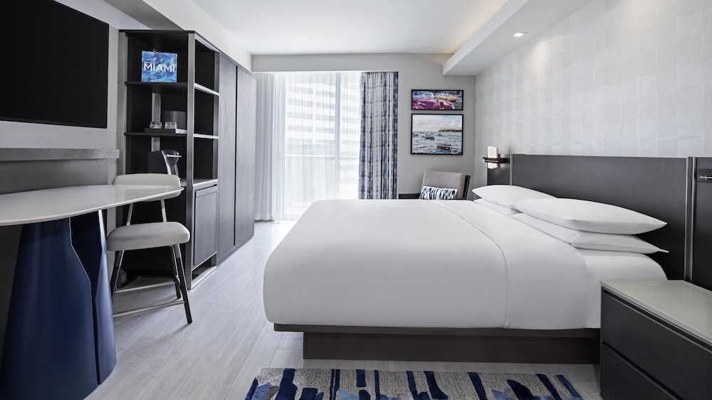 DELUXE, KING BED, BALCONY