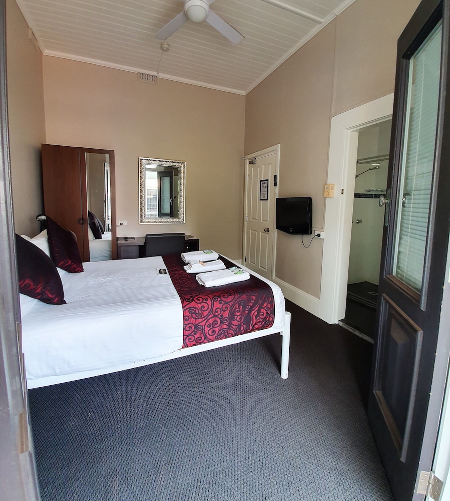 ROOM, DOUBLE BED