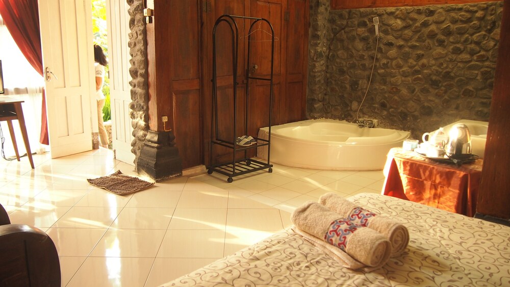 The Riverside Javanese Cottages 44/45
