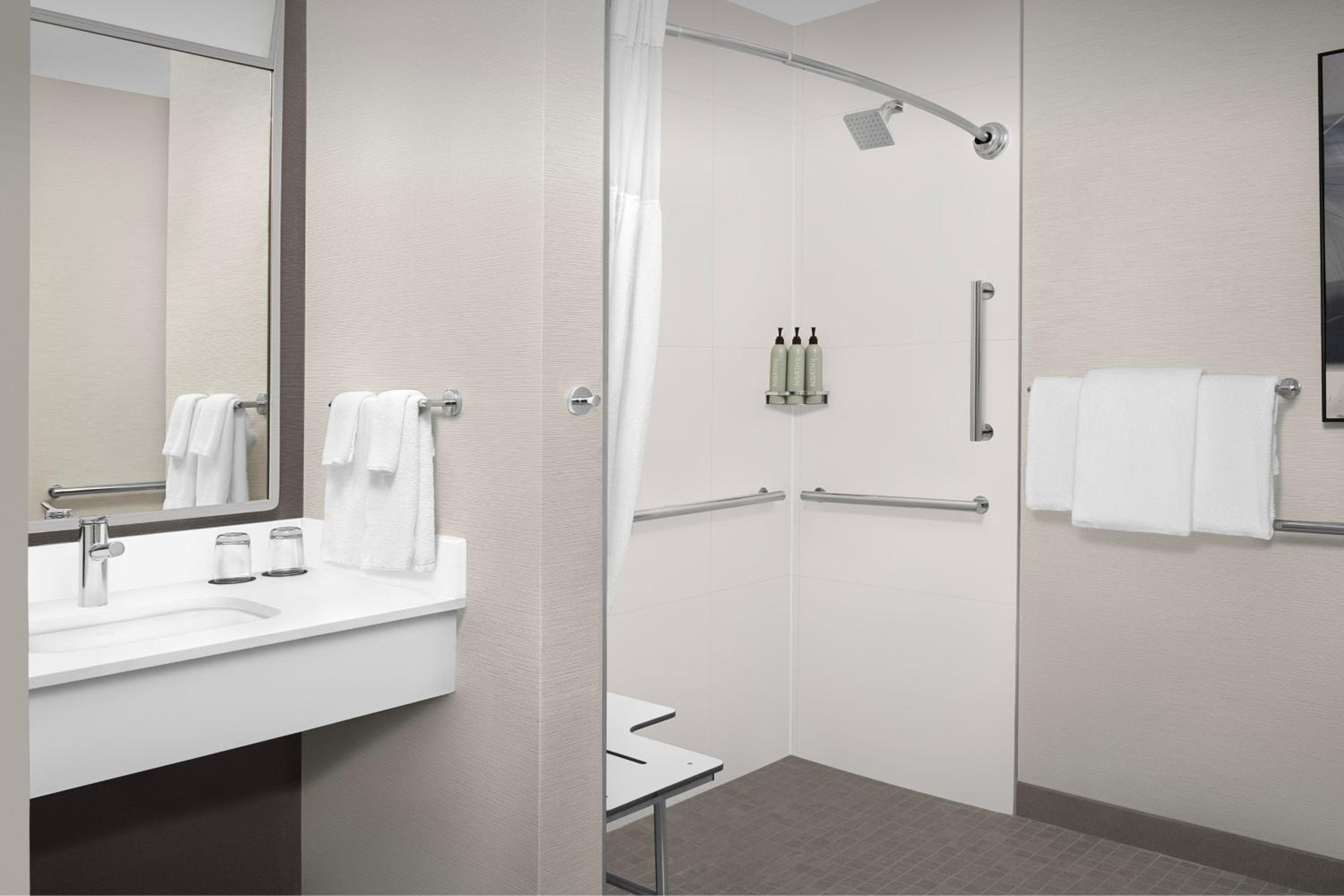غرفة بسريرين كوين بحوض استحمام لذوي الإعاقة، Courtyard Portland Tigard 4/5