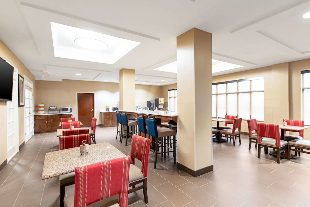Comfort Inn & Suites Pine Bluff 18/29