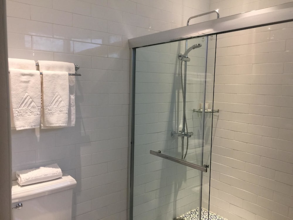 Avenue Suites Hotel 65/65