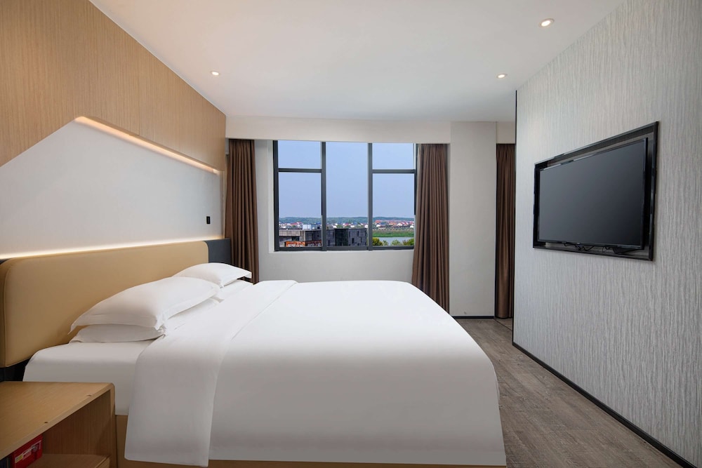 Microtel by Wyndham Miluo Downtown Hotel 7/15