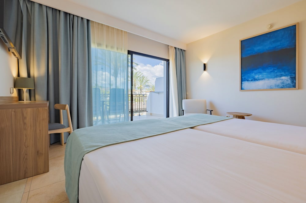 Renovated, Twin Beds, Partial Sea View