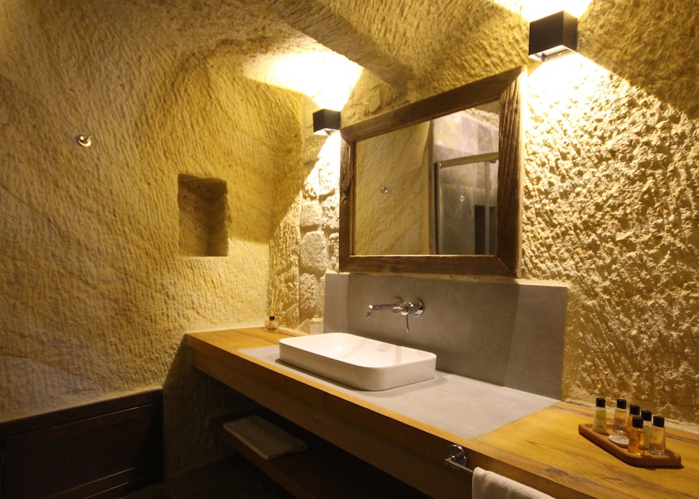 1811 Cave Hotel 49/50