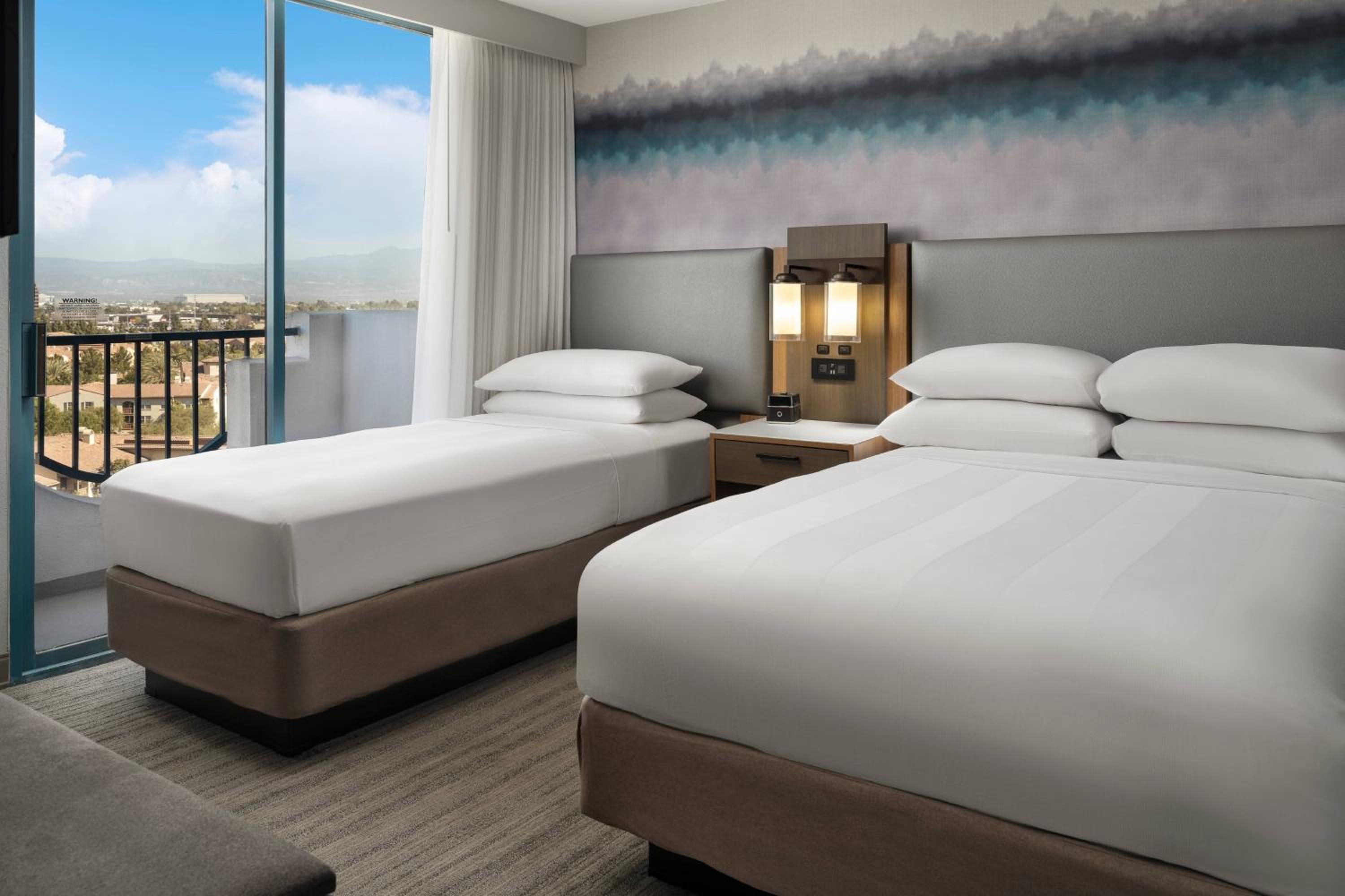 غرفة بسريرين منفصلين مع أريكة